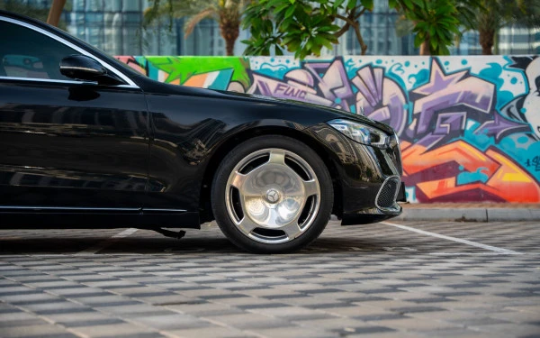 Black Mercedes Maybach S580, 2023 Photo 2