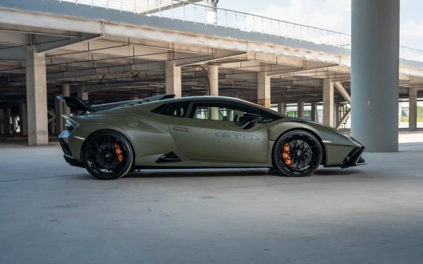 Green Lamborghini Huracan STO, 2023 Photo 2
