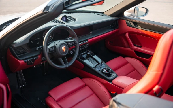 Silver Porsche 911 Carrera GTS, 2024 Photo 7
