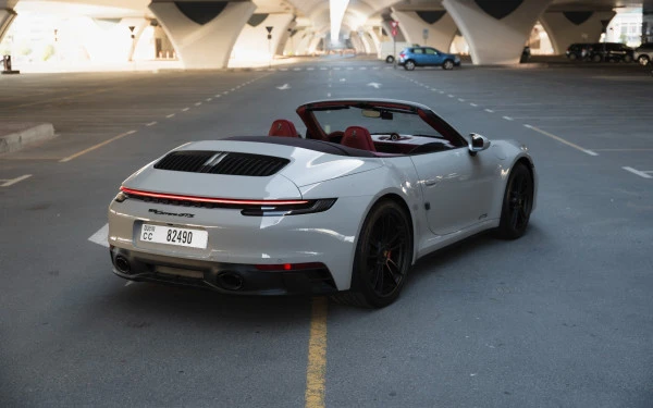 Silver Porsche 911 Carrera GTS, 2024 Photo 4