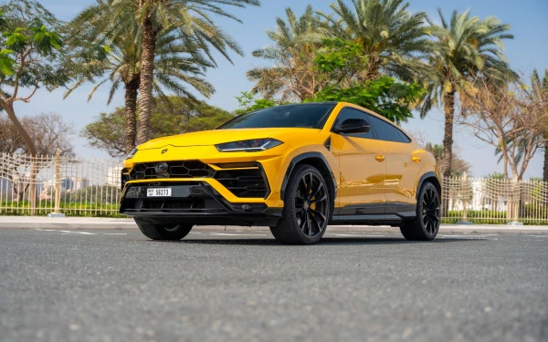 Yellow Lamborghini Urus, 2023 Photo 2