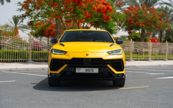 Yellow Lamborghini Urus, 2023 Photo 4