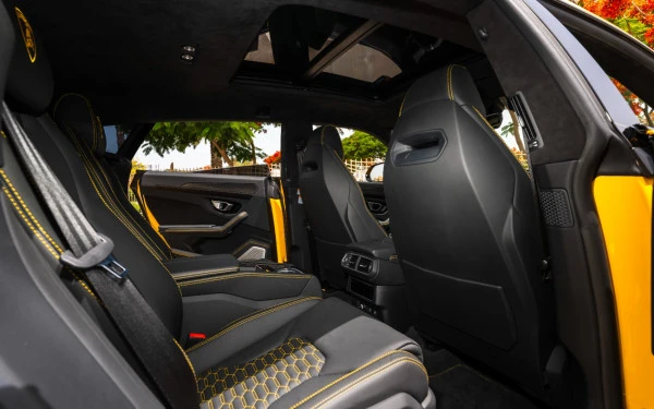 Yellow Lamborghini Urus, 2023 Photo 11